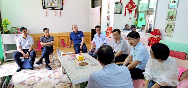 01马建华一行看望慰问贫困户.jpg