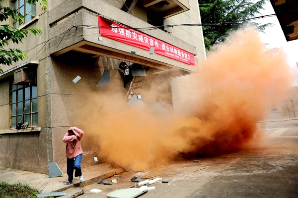 3防地震疏散应急演练_副本.jpg