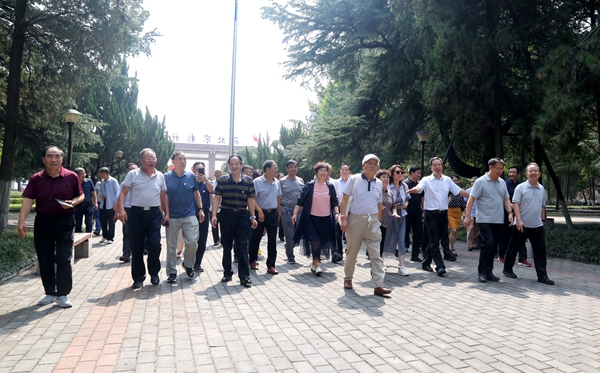 1林学79级同学毕业40年重返校园_副本.jpg